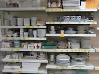 Volledige inhoud rek borden, tassen en decoratie - afbeelding 1 van  5