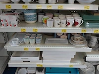 Volledige inhoud rek borden, tassen en decoratie - afbeelding 3 van  5