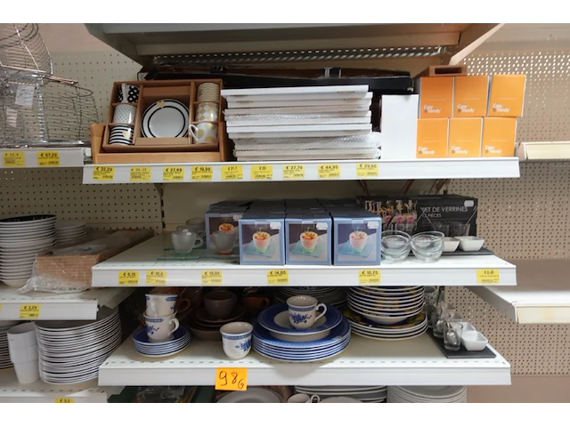 Volledige inhoud rek borden, tassen en decoratie - afbeelding 4 van  5