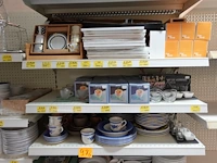 Volledige inhoud rek borden, tassen en decoratie - afbeelding 4 van  5