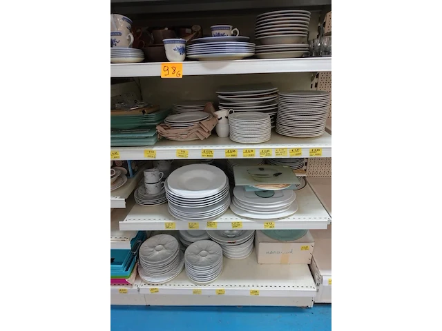 Volledige inhoud rek borden, tassen en decoratie - afbeelding 5 van  5