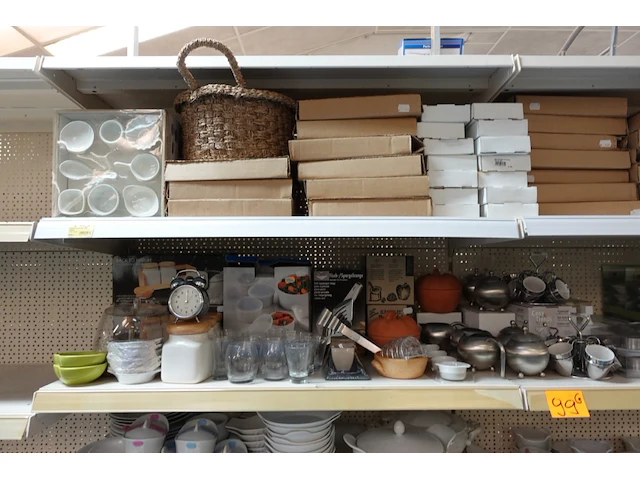 Volledige inhoud rek borden, tassen en decoratie - afbeelding 2 van  5