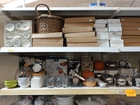 Volledige inhoud rek borden, tassen en decoratie - afbeelding 2 van  5