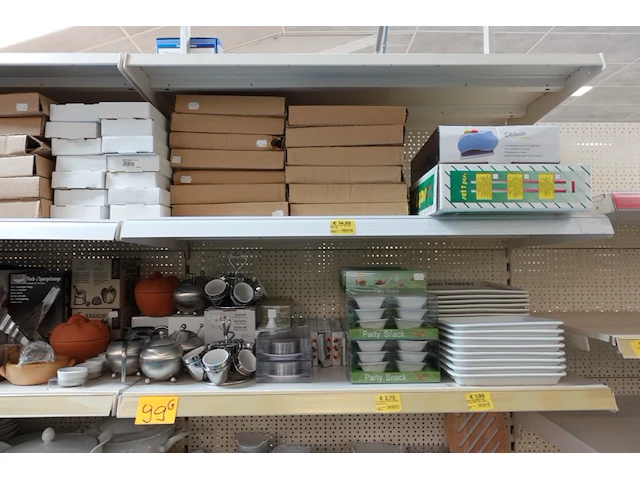 Volledige inhoud rek borden, tassen en decoratie - afbeelding 3 van  5