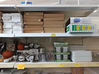 Volledige inhoud rek borden, tassen en decoratie - afbeelding 3 van  5