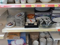 Volledige inhoud rek borden, tassen en decoratie - afbeelding 4 van  5