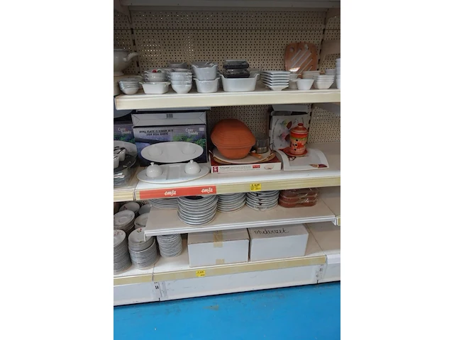 Volledige inhoud rek borden, tassen en decoratie - afbeelding 5 van  5