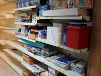 Volledige inhoud rek bureaumateriaal - afbeelding 2 van  6