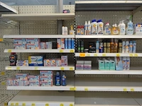 Volledige inhoud rek diverse badkamerproducten - afbeelding 1 van  4