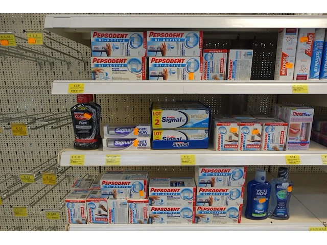 Volledige inhoud rek diverse badkamerproducten - afbeelding 2 van  4