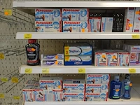 Volledige inhoud rek diverse badkamerproducten - afbeelding 2 van  4