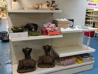 Volledige inhoud rek diverse beeldjes & decoratie - afbeelding 1 van  6