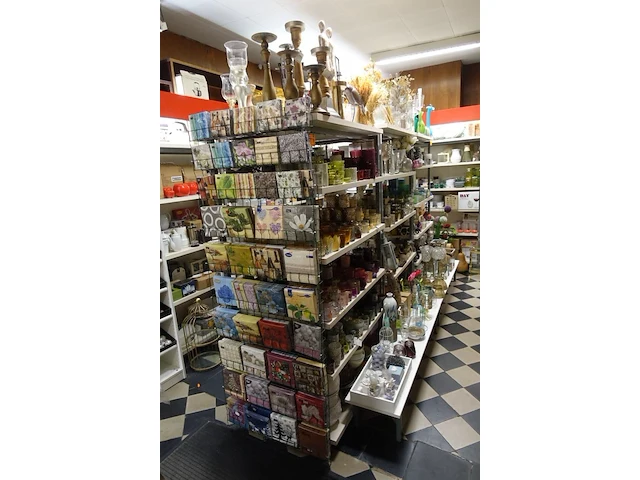 Volledige inhoud rek diverse decoratie - afbeelding 1 van  35