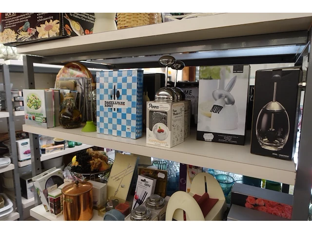 Volledige inhoud rek diverse decoratie - afbeelding 26 van  35