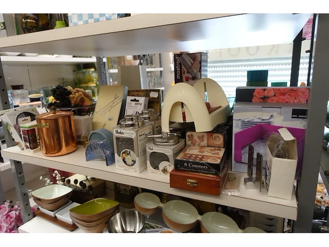 Volledige inhoud rek diverse decoratie - afbeelding 27 van  35