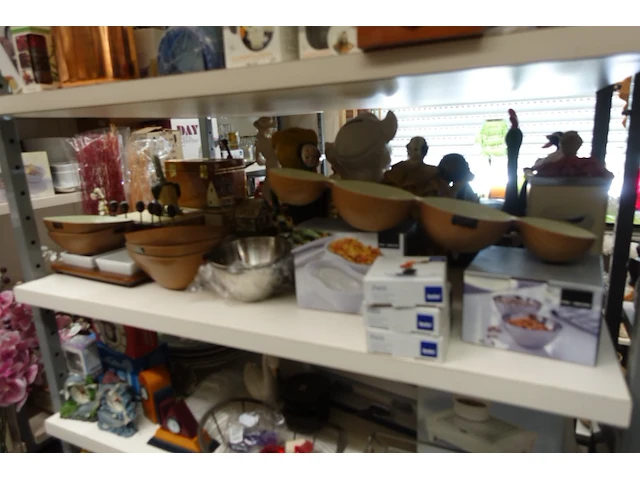 Volledige inhoud rek diverse decoratie - afbeelding 28 van  35