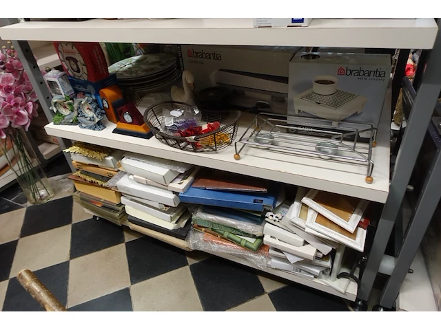 Volledige inhoud rek diverse decoratie - afbeelding 29 van  35