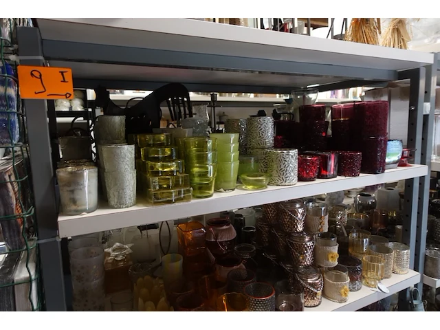 Volledige inhoud rek diverse decoratie - afbeelding 30 van  35