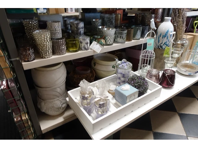 Volledige inhoud rek diverse decoratie - afbeelding 33 van  35