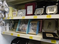 Volledige inhoud rek diverse kaders en decoratie - afbeelding 2 van  16