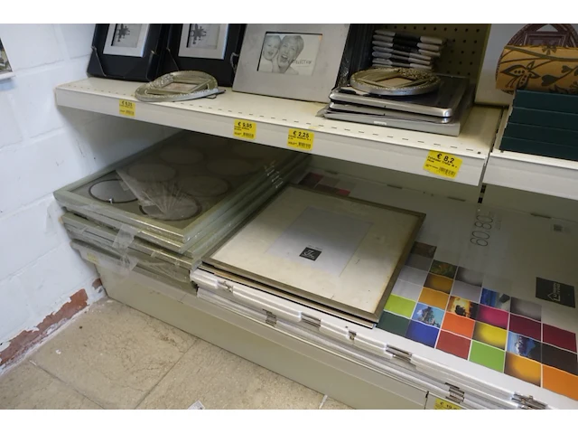 Volledige inhoud rek diverse kaders en decoratie - afbeelding 4 van  16