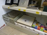 Volledige inhoud rek diverse kaders en decoratie - afbeelding 4 van  16