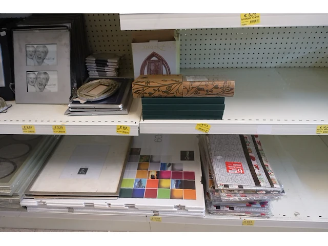 Volledige inhoud rek diverse kaders en decoratie - afbeelding 5 van  16