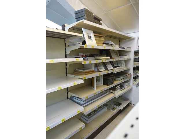 Volledige inhoud rek diverse kaders en decoratie - afbeelding 1 van  16