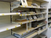 Volledige inhoud rek diverse kaders en decoratie - afbeelding 1 van  16
