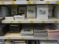 Volledige inhoud rek diverse kaders en decoratie - afbeelding 11 van  16