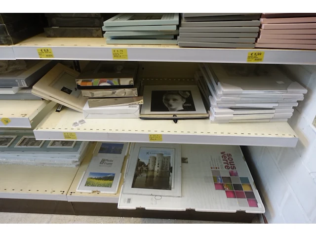 Volledige inhoud rek diverse kaders en decoratie - afbeelding 12 van  16
