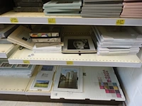 Volledige inhoud rek diverse kaders en decoratie - afbeelding 12 van  16