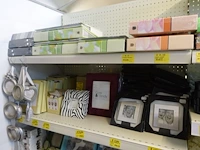 Volledige inhoud rek diverse kaders en decoratie - afbeelding 16 van  16