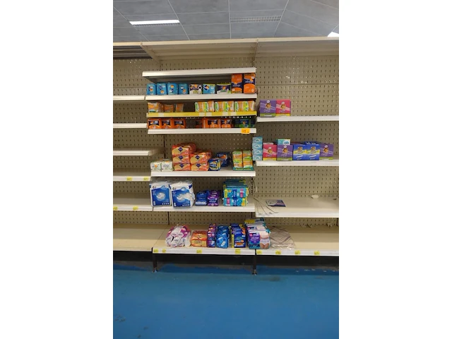 Volledige inhoud rek diverse pampers en maandverbanden - afbeelding 1 van  5