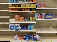 Volledige inhoud rek diverse pampers en maandverbanden - afbeelding 1 van  5