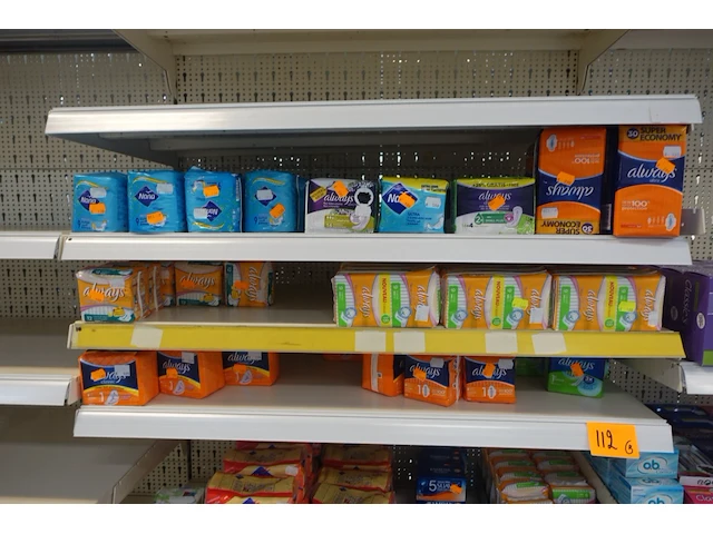 Volledige inhoud rek diverse pampers en maandverbanden - afbeelding 2 van  5