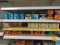 Volledige inhoud rek diverse pampers en maandverbanden - afbeelding 2 van  5