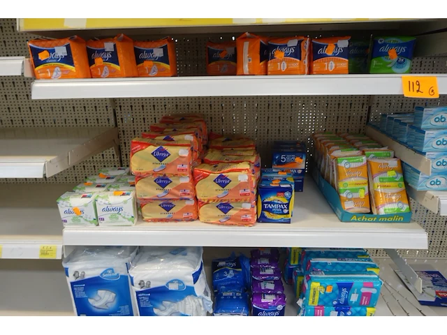 Volledige inhoud rek diverse pampers en maandverbanden - afbeelding 3 van  5