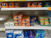 Volledige inhoud rek diverse pampers en maandverbanden - afbeelding 3 van  5