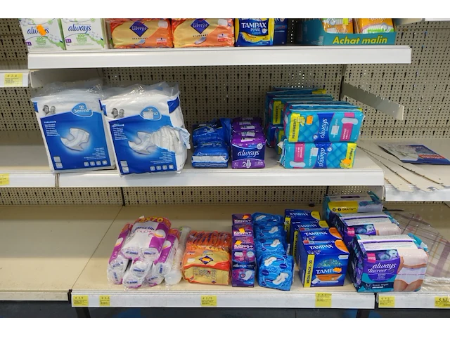 Volledige inhoud rek diverse pampers en maandverbanden - afbeelding 4 van  5