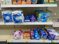 Volledige inhoud rek diverse pampers en maandverbanden - afbeelding 4 van  5
