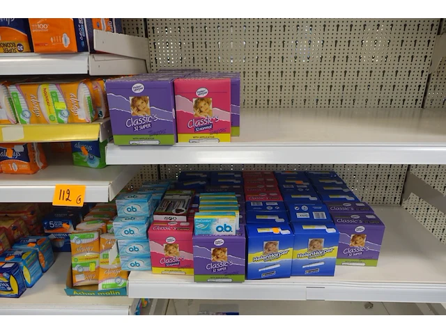 Volledige inhoud rek diverse pampers en maandverbanden - afbeelding 5 van  5