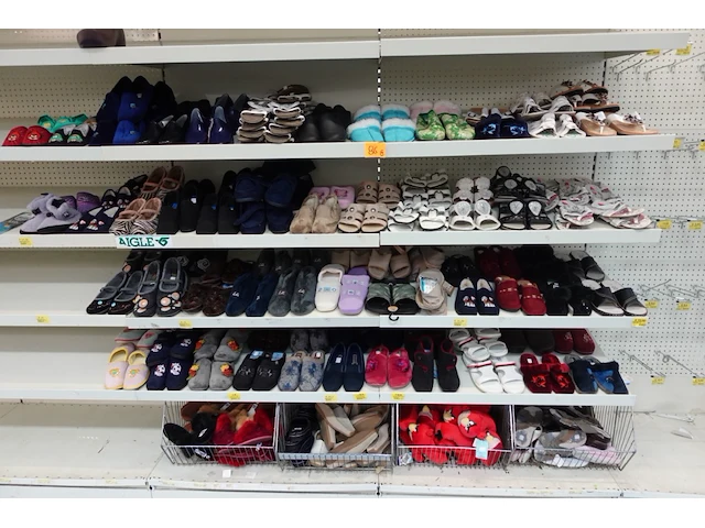 Volledige inhoud rek diverse pantoffels en teenslippers - afbeelding 1 van  5