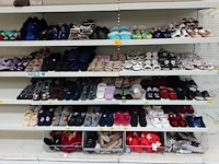 Volledige inhoud rek diverse pantoffels en teenslippers - afbeelding 1 van  5