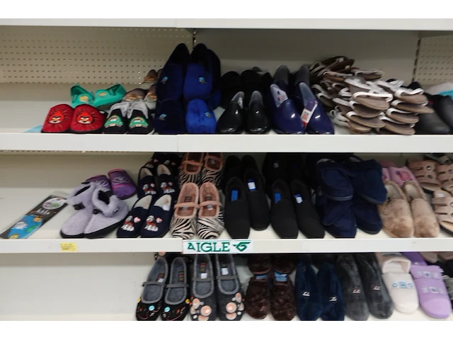 Volledige inhoud rek diverse pantoffels en teenslippers - afbeelding 2 van  5