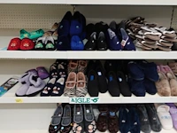 Volledige inhoud rek diverse pantoffels en teenslippers - afbeelding 2 van  5