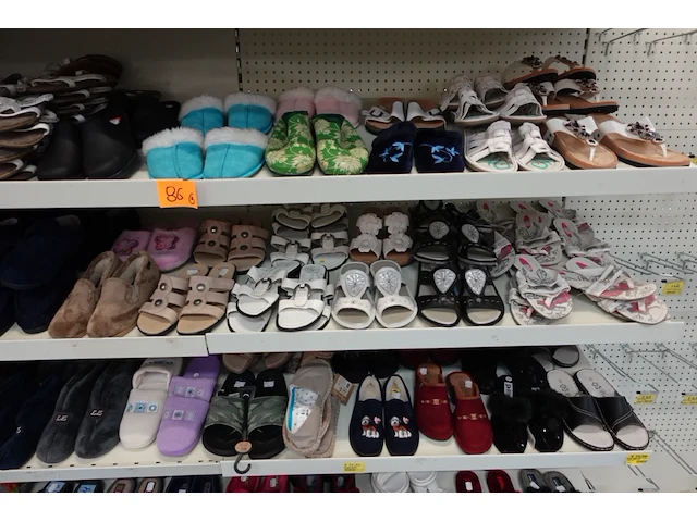 Volledige inhoud rek diverse pantoffels en teenslippers - afbeelding 3 van  5
