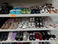 Volledige inhoud rek diverse pantoffels en teenslippers - afbeelding 3 van  5