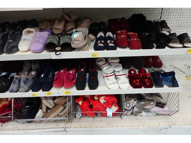 Volledige inhoud rek diverse pantoffels en teenslippers - afbeelding 4 van  5