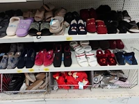 Volledige inhoud rek diverse pantoffels en teenslippers - afbeelding 4 van  5